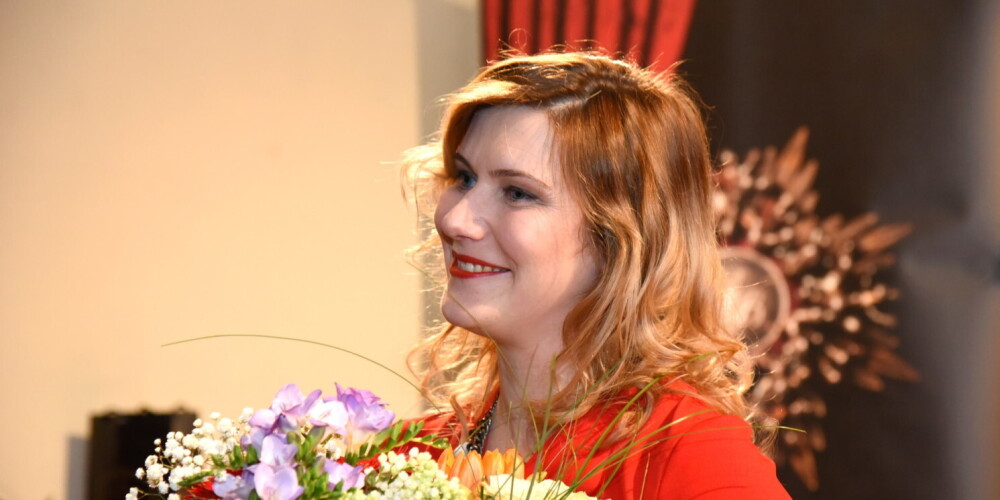 Elīna Vāne (dzimusi 1978. gada 21. septembrī Rīgā) ir latviešu aktrise. 2003. gadā beigusi Latvijas Kultūras akadēmijas Ekrāna un teātra mākslas nodaļas aktierkursu, tajā pašā gadā sākusi strādāt Valmieras Drāmas teātrī. Tāpat sadarbojusies ar neatkarīgajām grupām un piedalījusies starptautiskos projektos. 2019. gada 27. martā Elīna Vāne saņēma Lilitas Bērziņas balvu.