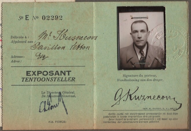 Dokuments – Vispasaules izstādes dalībnieka apliecība, izsniegta Latvijas paviljona eksponantam Georgam Aleksandrovičam Kuzņecovam. Brisele (Beļģija). 1935. gads.
