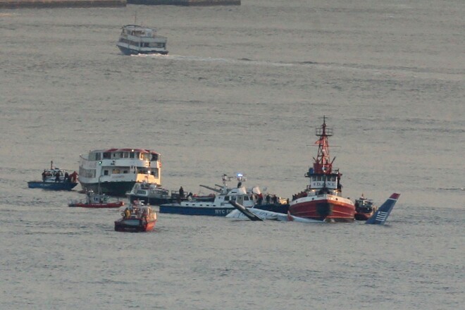 2009. gadā pēc sadursmes ar zosu baru piespiedu nolaišanos Hudzonas upē nācās veikt pasažeiru lidmašīnai.