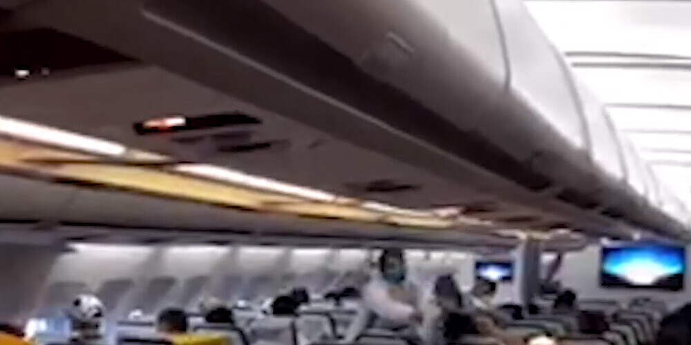 VIDEO: panika un kliedzieni no Irānas pasažieru lidmašīnas salona, kas gandrīz sadūrās ar iznīcinātāju
