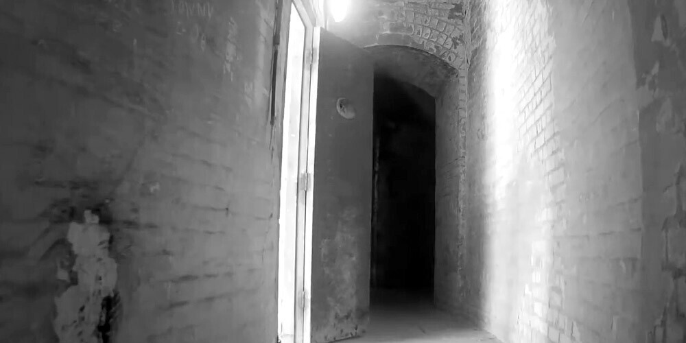 VIDEO: divi draugi pētīja pamestu fortu, līdz aiz viņiem kāds aizcirta durvis