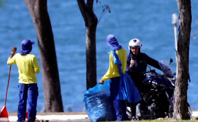 Žairs Bolsonaru devās izbraucienā ar motociklu un līdzās prezidenta pilij sarunājās ar teritorijas uzkopšanas darbu strādniekiem.