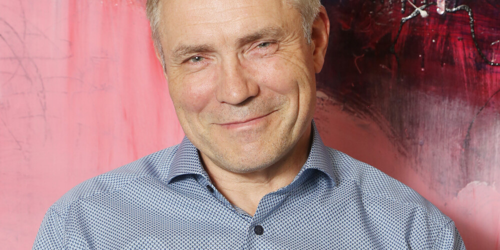 Vairāk Juri Žagaru biedē lielais nezināmais, kā būs dzīvot vispār bez teātra skatuves. "Kā būs tad, kad citi sāks kāpt uz skatuves, bet es ne? Nu, to mēs redzēsim."