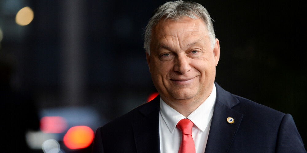 Viktors Orbāns ir ungāru labējā spārna politiķis, Ungārijas premjerministrs. Politiķa karjeru Orbāns uzsāka jau pagājušā gadsimta astoņdesmitajos gados, kad piedalījās labējā spārna Fidesz partijas dibināšanā 1988. gadā. No 1998. līdz 2002. gadam viņš vadīja Ungārijas valdību. 2010. gada parlamenta vēlēšanās Fidesz un Kristīgo demokrātu tautas partijas apvienība ieguva 52,73% vēlētāju atbalstu, kas deva apvienībai vairākumu parlamentā. Orbāns no 2010. gada maija vada Ungārijas valdību.