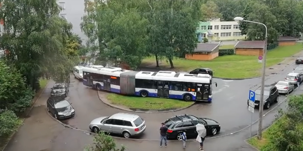 VIDEO: sabiedriskais autobuss Pļavniekos izbraukā iekšpagalma zālienu
