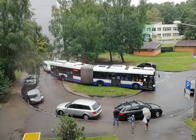 VIDEO: sabiedriskais autobuss Pļavniekos izbraukā iekšpagalma zālienu