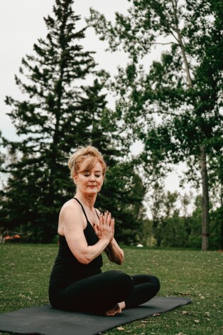 Stress ietekmē ne vien emocionālo, bet arī fizisko veselību un ādas izskatu – jo vairāk uztraucamies, jo ātrāk novecojam.