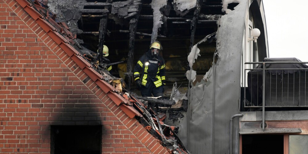 VIDEO: Vācijā uz dzīvojamās ēkas uzkrīt lidmašīna; ir bojāgājušie