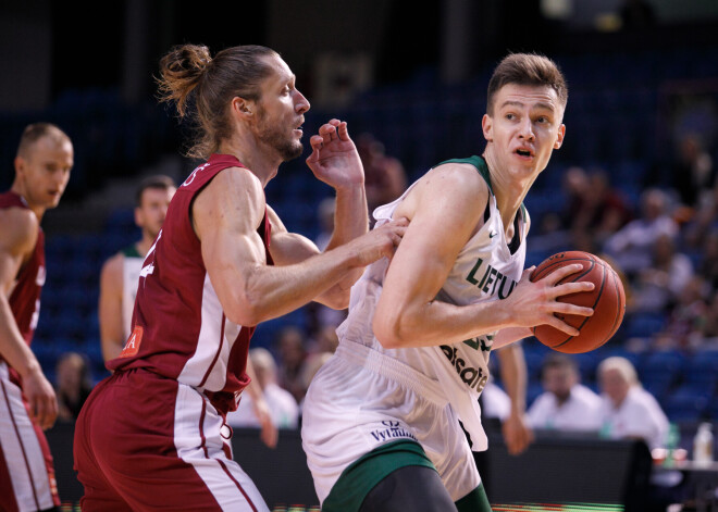 Latvijas basketbola izlasei ar astoņiem debitantiem viena laba ceturtdaļa un bezierunu sakāve pret Lietuvu