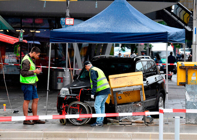 Igaunijā reģistrēts "Mercedes" džips Berlīnē ietriecies gājējos, vairāki cietušie atrodas smagā stāvoklī