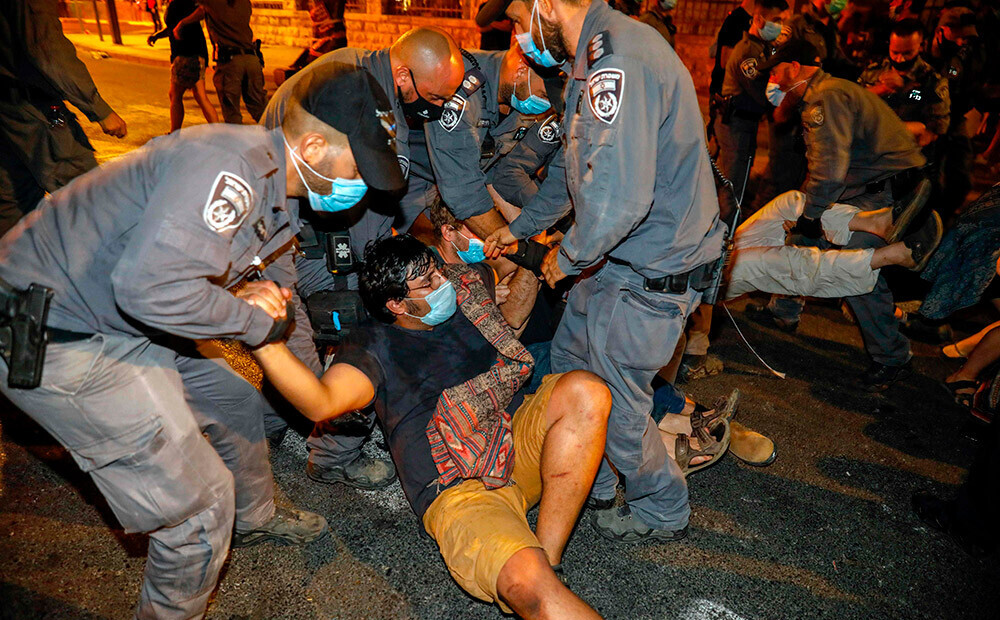 Izraēlas policija izklīdina protestu pret valdības pandēmijas iegrožošanas politiku