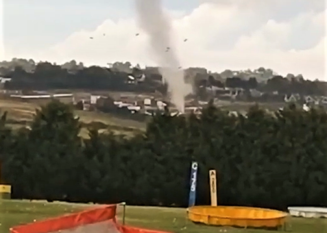 VIDEO: tornado izbrāžas caur Northemptonu, pārbiedējot vietējos un virpulī ieraujot ceļā esošo