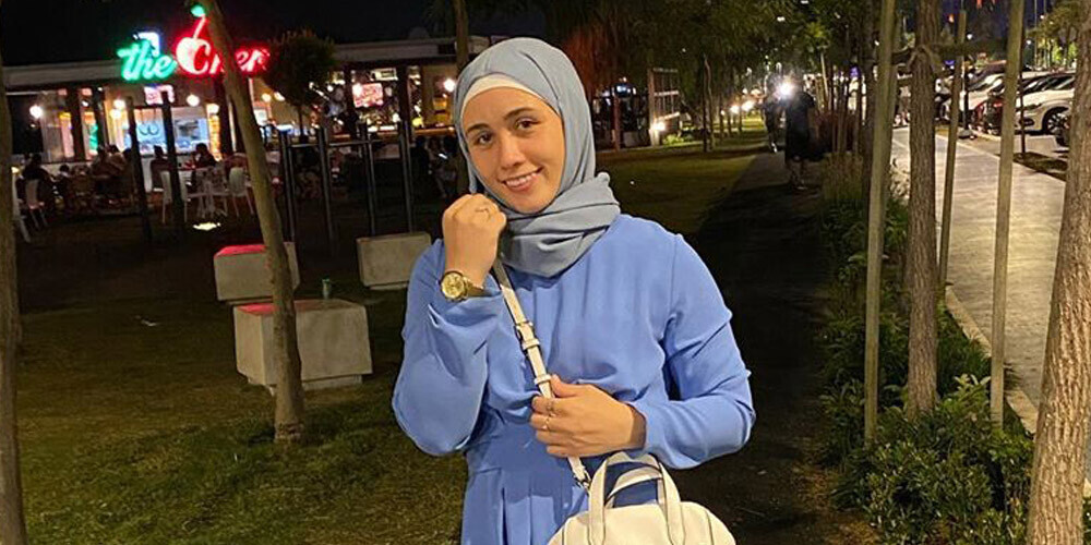 Pēc saderināšanās ar Kataras sportistu svarcēlāja Rebeka Koha pārgājusi islāmā