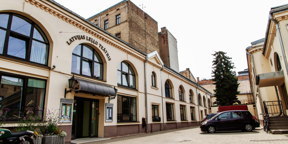 Teātra pirmsākumi meklējami II Pasaules kara laikā Krievijas pilsētā Ivanovā, kur pagaidu patvērumu bija raduši daudzi latviešu mākslinieki. Jaunveidotā Latvijas PSR Valsts Mākslas ansambļa ietvaros radās neliela leļļu teātra aktieru trupa, kas sāka iestudēt izrādes bēgļu bērniem. Trupa pierādīja savu dzīvotspēju, mākslinieciski auga un 1944. gadā atgriezās Latvijā, kur tā paša gada 4. oktobrī tai tika piešķirts profesionāla valsts teātra statuss.Latvijas Leļļu teātra veidotāji un pirmie vadītāji bija dzejniece Mirdza Ķempe un režisors Jānis Žīgurs. 1946. gadā teātrī līdzās latviešu trupai tika izveidota arī krievu trupa, kas darbojās līdz pat 2022./2023. sezonas beigām un Latvijas Leļļu teātris bija vienīgais profesionālais leļļu mākslas ansamblis Baltijas valstīs ar divām trupām – latviešu un krievu.