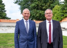 LOK prezidents Žoržs Tikmers (pa kreisi) un Maskavas Olimpisko spēļu čempions šķēpa mešanā Dainis Kūla (pa labi). 