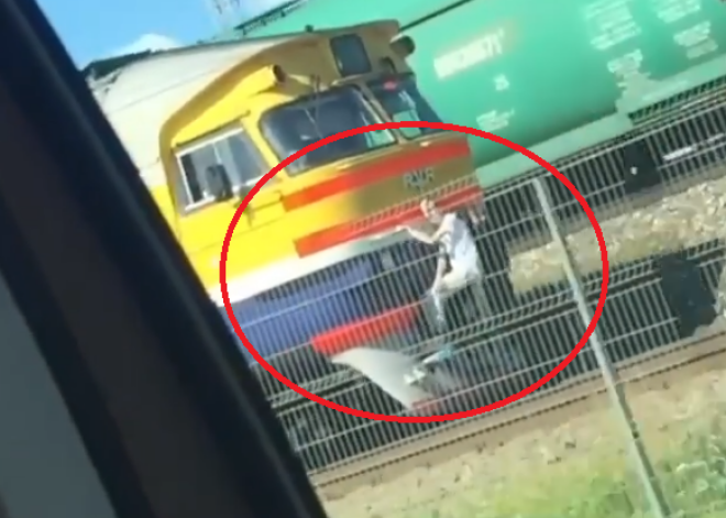Видео: "зацепер" в Риге рискует жизнью на поезде в движении