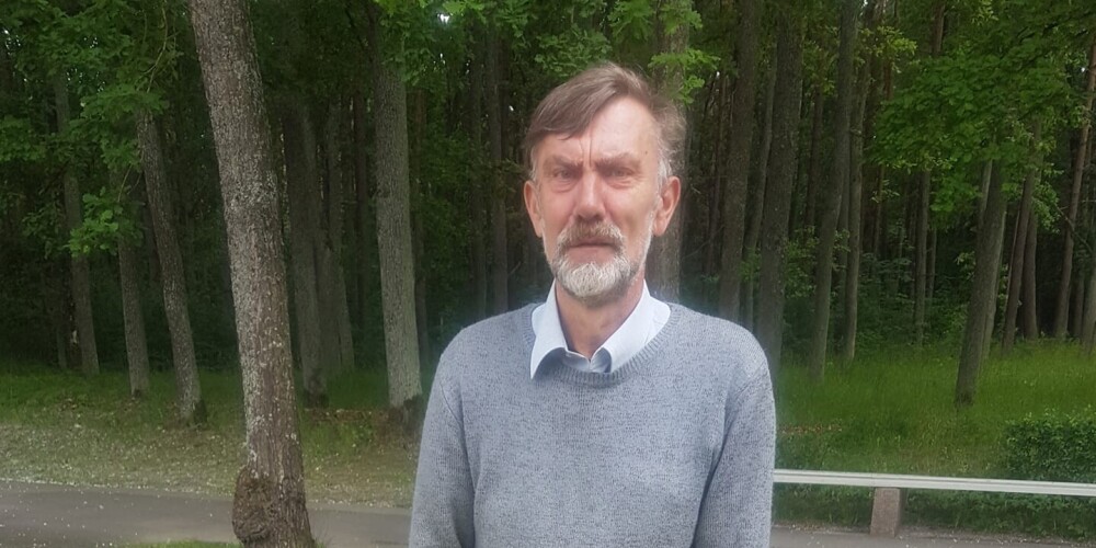 Vectētiņš Andrejs priecīgs, vizinot mazbērnu.