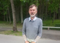 Vectētiņš Andrejs priecīgs, vizinot mazbērnu.