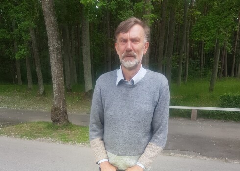 Vectētiņš Andrejs priecīgs, vizinot mazbērnu.