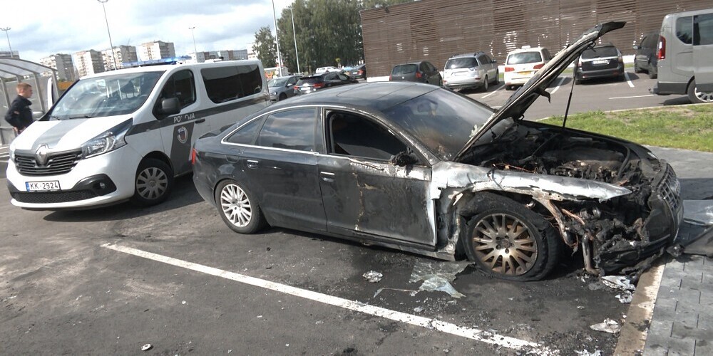 Плявниеки: на парковке у супермаркета сгорела машина, подозревают поджог