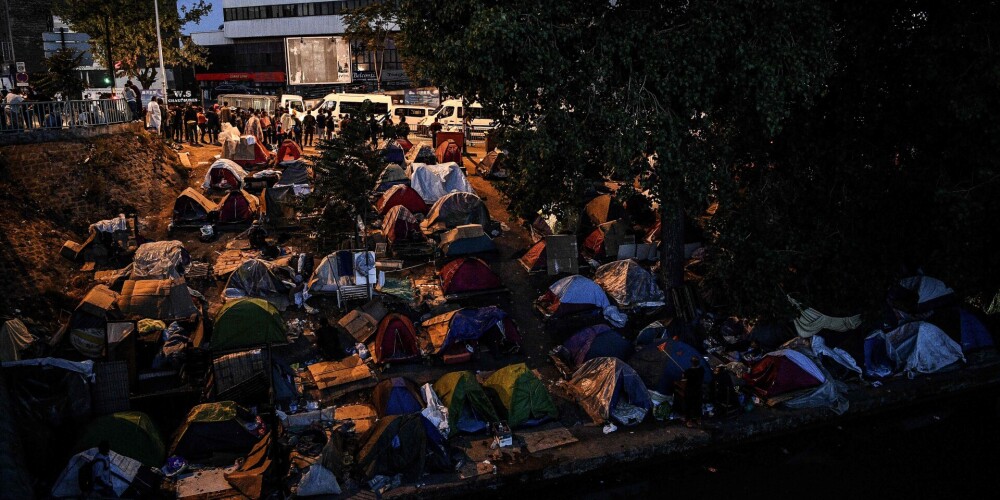 Francijas policija pie Parīzes sākusi likvidēt imigrantu patvaļīgi iekārtoto nometni