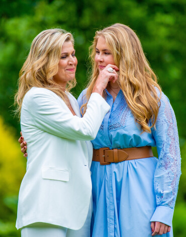 Королева Нидерландов Максима с дочерью принцессой Амалией в июле 2020 года