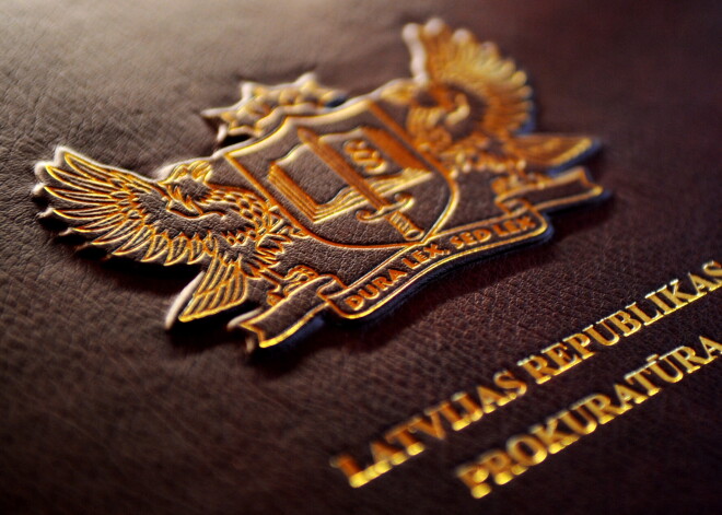 Задержанный KNAB елгавский прокурор - обвинитель по делу о гибели матери и ребенка при родах на дому