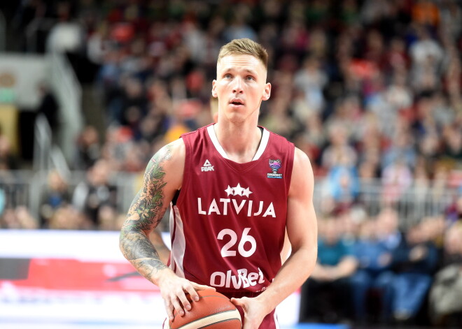 VIDEO: Latvijas izlases basketbolista treneris salauž tiesnesim degunu un saņem mūža diskvalifikāciju