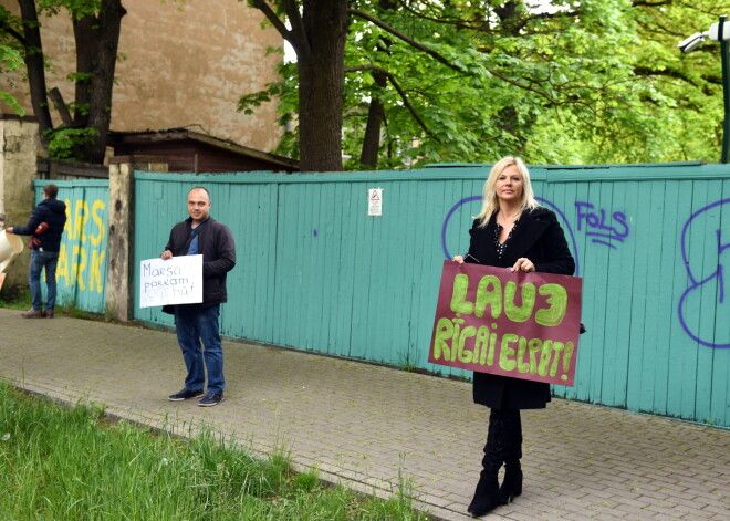 Nodrošinot fotogrāfu, "Marsa parka" aktīvisti aicina iedzīvotājus šodien pasākumā  "Mēs Tevi pieliksim pie sienas!" nākt fotografēties