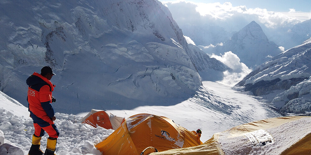 Nepāla atkal ļaus alpīnistiem kāpt pasaules augstākajā virsotnē Everestā
