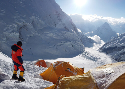 Nepāla atkal ļaus alpīnistiem kāpt pasaules augstākajā virsotnē Everestā