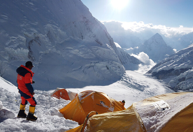 Nepāla kalnu tūrisma aktivitātes atļāvusi 414 virsotnēs, arī Everestā.