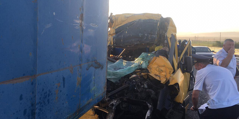 Krievijas okupētajā Krimā mikroautobuss ietriecies kravas mašīnā, gājuši bojā 8 cilvēki