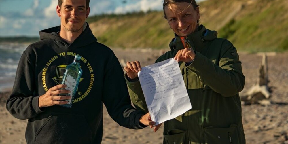 Jūrkalnes pludmalē izskalo pudeļpastu no Gotlandes Zviedrijā