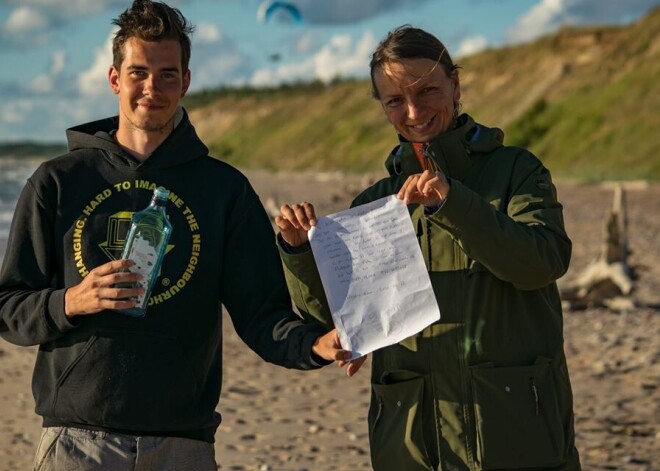 Jūrkalnes pludmalē izskalo pudeļpastu no Gotlandes Zviedrijā