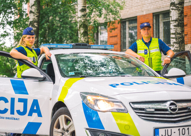 FOTO: Valsts policijas darbinieki saņēmuši jaunā dizaina formastērpus