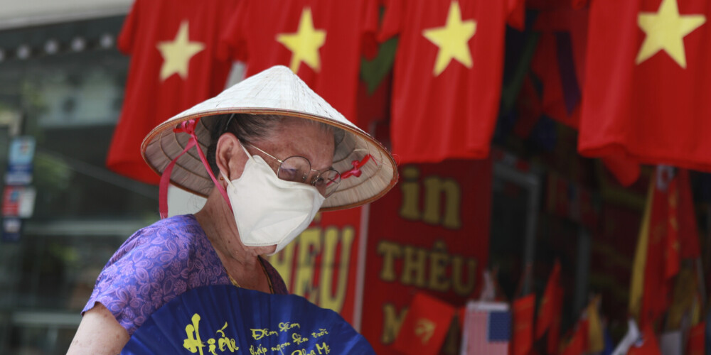 Vjetnama, oficiālais valsts nosaukums Vjetnamas Sociālistiskā Republika, ir valsts Indoķīnas pussalā. Ziemeļos robežojas ar Ķīnu, ziemeļrietumos ar Laosu, dienvidrietumos ar Kambodžu un austrumos ar Dienvidķīnas jūru. Vjetnamas kopējā platība ir 331 690 km², pēc 2017. gada provizoriskajiem datiem Vjetnamā dzīvo 94,57 miljoni iedzīvotāju. Tā ir 14. visapdzīvotākā valsts pasaulē un 9. apdzīvotākā valsts Āzijā. Vjetnama savu neatkarību ieguva 1945. gada 2. septembrī. Citas valstis to atzina tikai 1954. gadā.