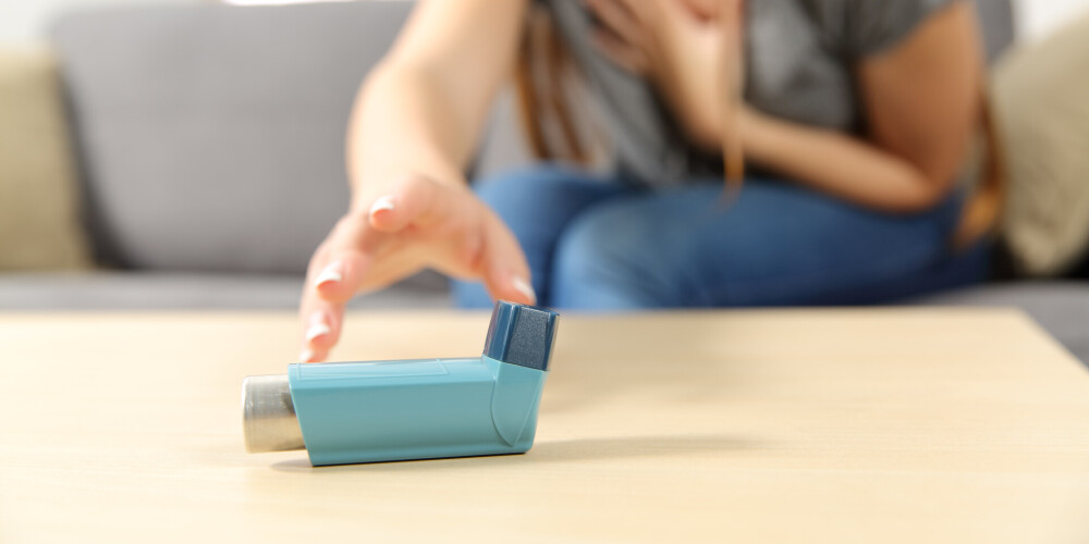 Bronhiālā astma ir elpošanas sistēmas slimība ar hronisku, iekaisīgu raksturu. Astma tiek uzskatīta par alerģiska rakstura slimību. Hroniskā bronhu iekaisuma dēļ rodas bronhu gļotādas tūska un spazmas; bronhi pastiprināti reaģē uz dažādiem kairinājumiem, kas izpaužas kā pārejošs lēkmjveida elpas trūkums jeb aizdusa (galvenokārt izelpas laikā) un sausi trokšņi ("čīkstēšana") plaušās. Var būt klepus lēkmes, īpaši naktī un rīta agrumā. Bronhu spazmas pēc lēkmes pāriet kā ārstējot, tā arī pašas no sevis, taču ar laiku elpceļos rodas neatgriezeniskas pārmaiņas, jo slimība ir progresējoša.