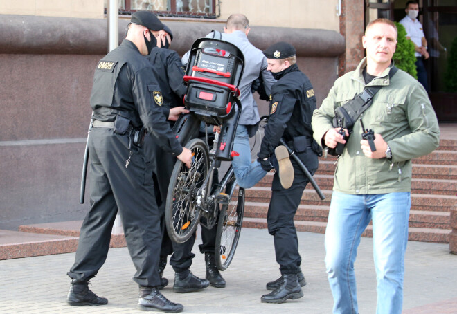 Lukašenko melnkrekli – Baltkrievijas milicijas specvienība – noņem no trases protestētāju ar divriteni. Kopš protestu sākuma aizturēti vairāk nekā 700 cilvēku.