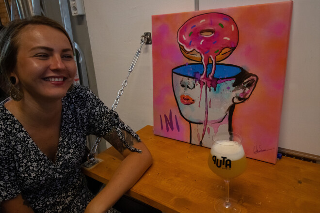 Māksliniece Elīna Strelita-Strēle visu dienu pavada brūzī, vērojot, kā top alus, baudot un gleznojot. Šis darbs ir Inteliģenti narcistiskā invāzija.