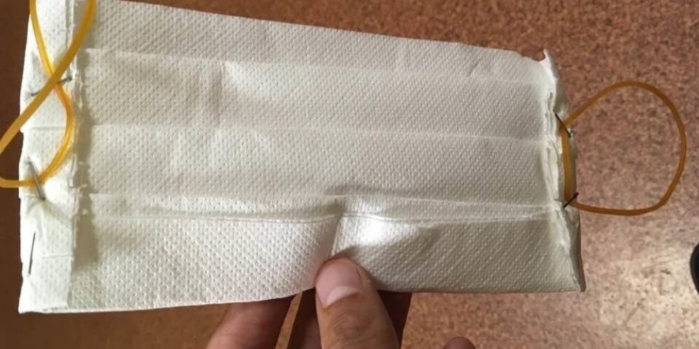 В лиепайской поликлинике пациентам выдают маски из туалетной бумаги и канцелярской резинки
