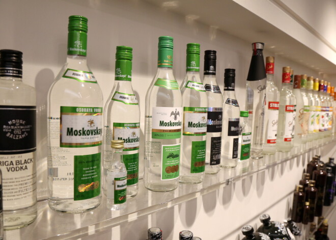 Izvērtēs iespēju saīsināt alkohola tirdzniecības laiku