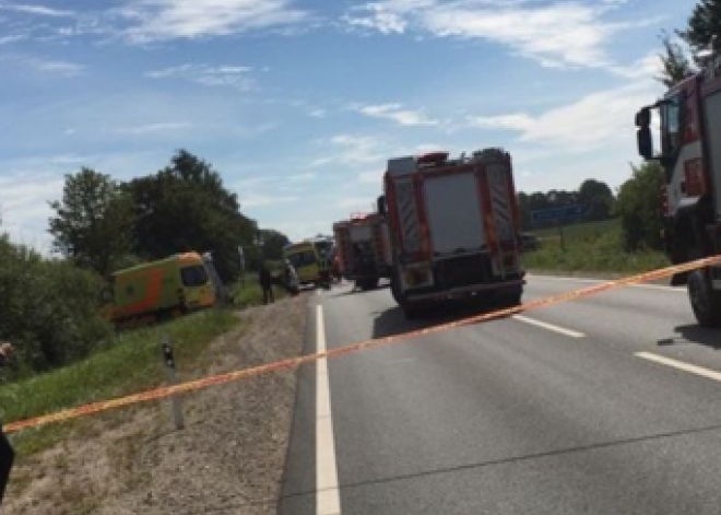 Pie pagrieziena uz Jūrmalciemu avarējis pasažieru autobuss; cietuši deviņi cilvēki