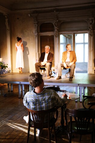 Iestudējuma "Petuški" mēģinājumā.