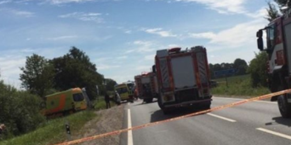 Столкновение автобуса и легкового авто на шоссе Лиепая-Руцава: пострадали 9 человек