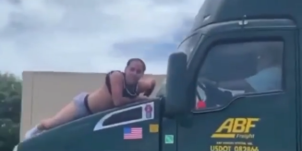 VIDEO: uz ātrgaitas šosejas vīrietis sauc pēc palīdzības, karājoties pāri kravas automašīnas priekšējam pārsegam