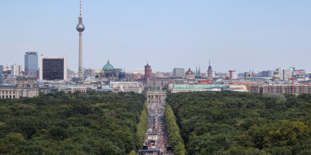 Berlīne ir Vācijas galvaspilsēta, kā arī atsevišķa federālā zeme. Tā ir lielākā valsts pilsēta, kā arī Eiropas Savienības otra lielākā pilsēta, bet pēc iedzīvotāju skaita kopā ar piepilsētām tā ir tikai astotā lielākā pilsēta. Berlīne atrodas Vācijas ziemeļaustrumos. Caur Berlīni tek Šprē un Hāfeles upes. Jāpiezīmē, ka pirms Otrā pasaules kara pilsētā bija ap 4 500 000 iedzīvotāju.
