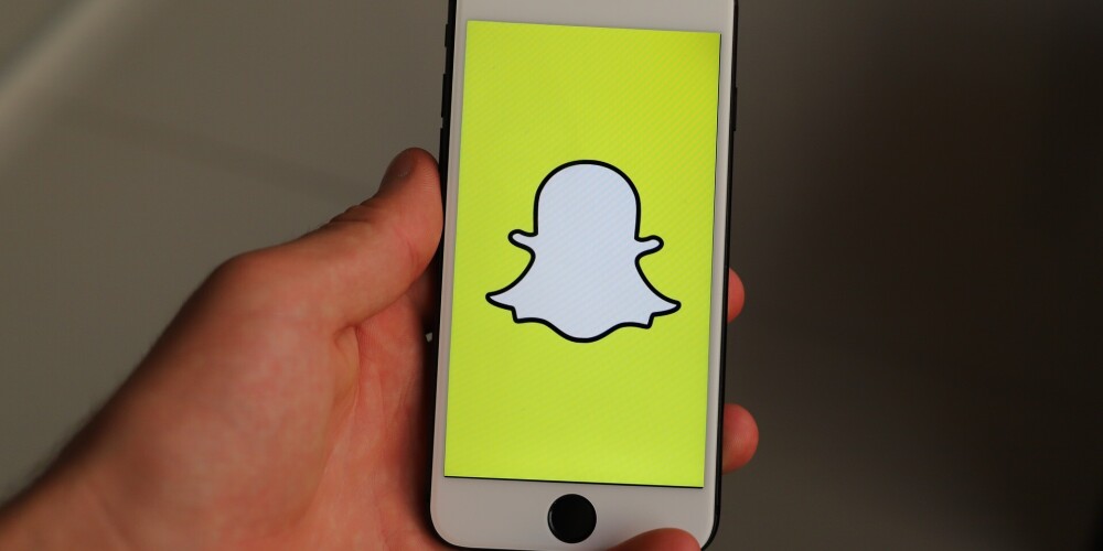 Snapchat ir attēlu kopīgošanas sociālais tīkls, ko izstrādāja Evans Špīgels, Bobijs Mērfijs un Redžijs Brauns, vēlāk arī Stenforda Universitātes studenti. Izmantojot lietotni, lietotāji var uzņemt attēlus un video, sauktus par snapiem, pievienot tiem tekstu un zīmējumus un nosūtīt noteiktiem šo failu saņēmējiem.