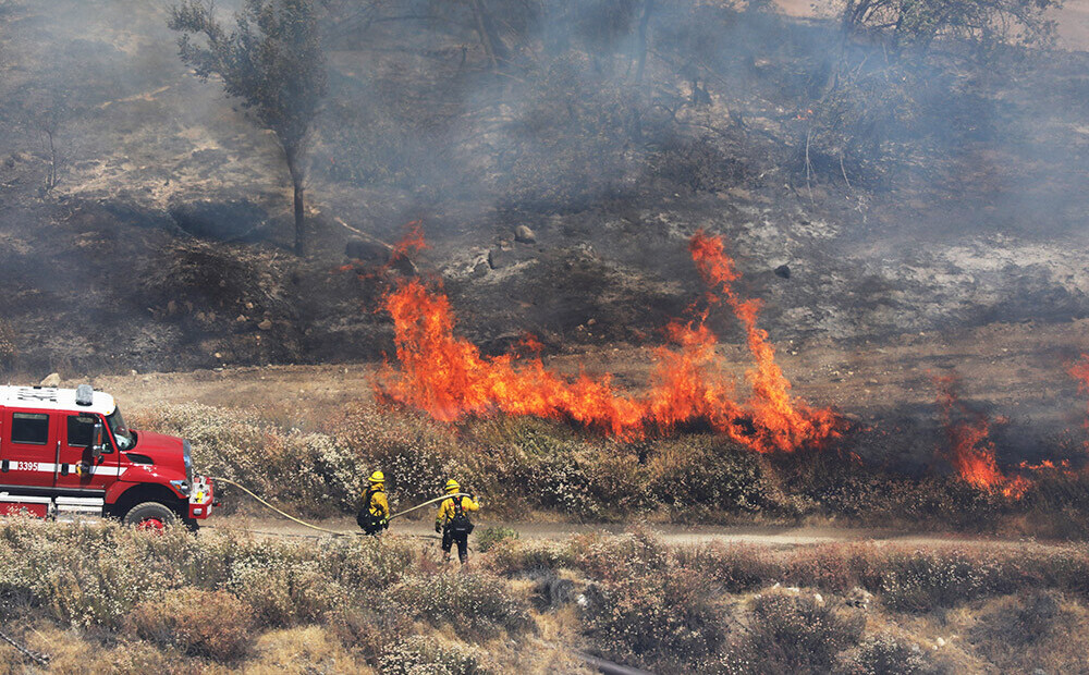 Kalifornijā evakuēti 7800 cilvēki, kur ar savvaļas ugunsgrēku cīnās vairāk nekā 2200 ugunsdzēsēju