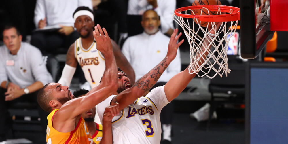 Deivisa 42 punkti palīdz "Lakers" nodrošināt pirmo vietu Rietumu konferencē